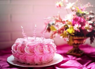 Kiedy najlepiej przełożyć tort bezowy?